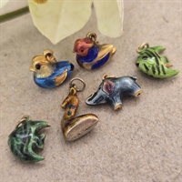 emaljeret-soelv-charms-groenne-fisk-blaa-elefant-aender-brun-sortprikket-langhalset-figur-vintage-armbaandscharms-